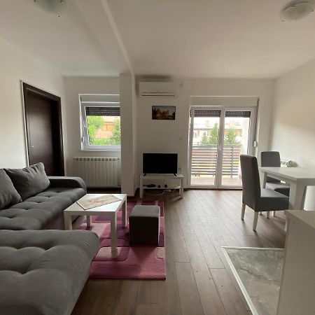 Dom Apartmani Kragujevac Esterno foto