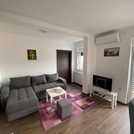 Dom Apartmani Kragujevac Esterno foto
