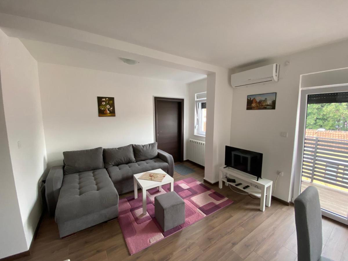 Dom Apartmani Kragujevac Esterno foto